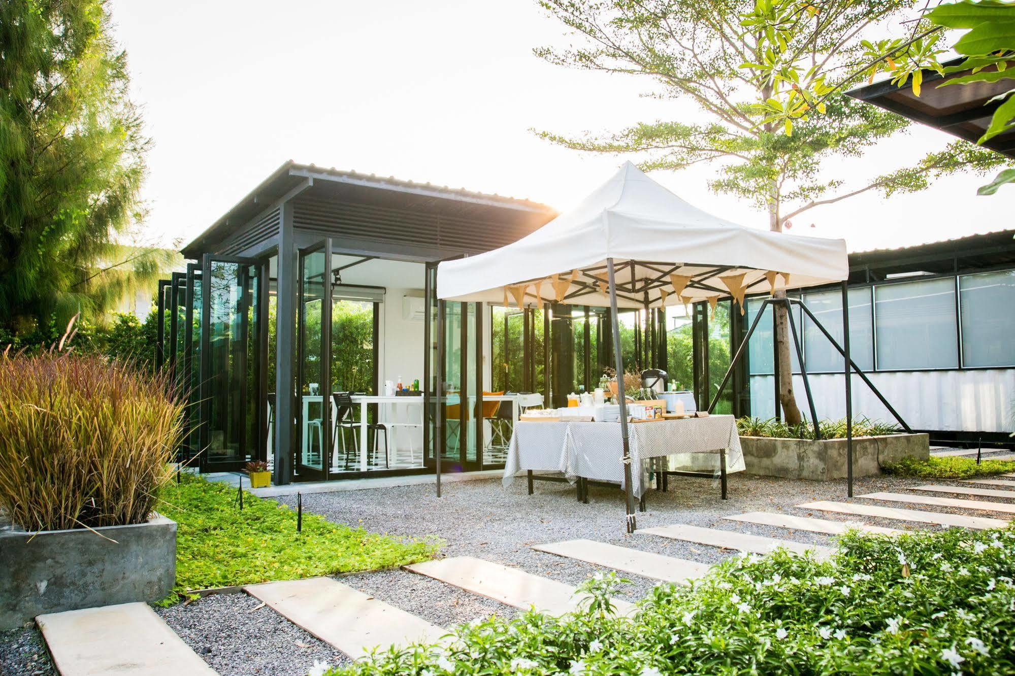 The Restro Hotel HHQ Exterior foto