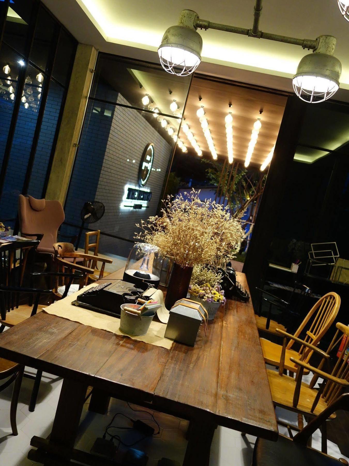The Restro Hotel HHQ Exterior foto
